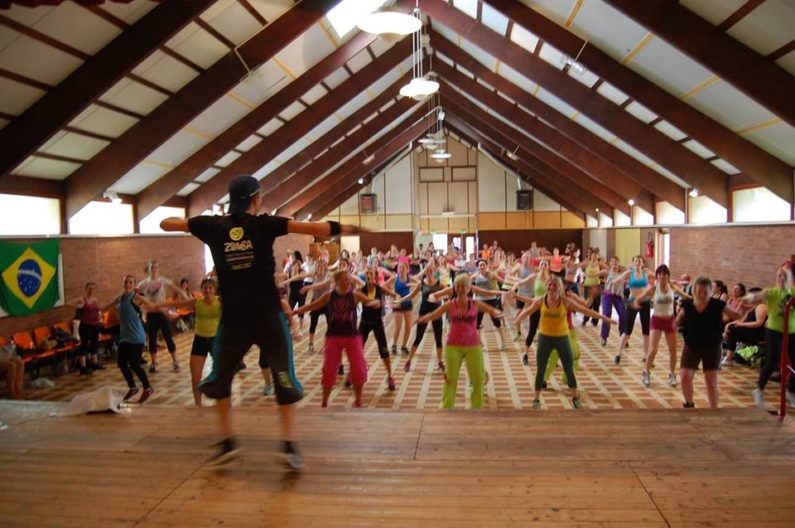 Cinq bonnes raisons de se mettre à la Zumba!